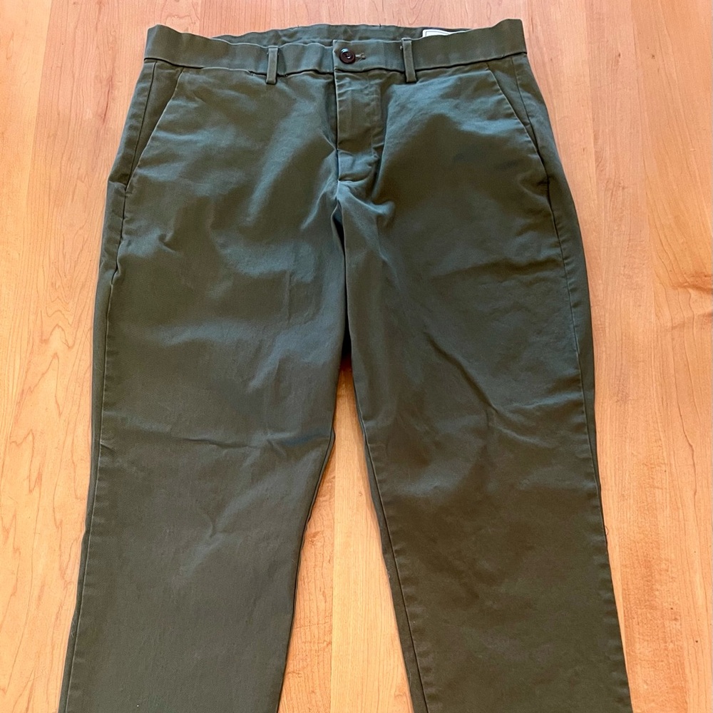 GAP Men's Dark Olive Green Athletic Taper Stretch Chinos 33x30